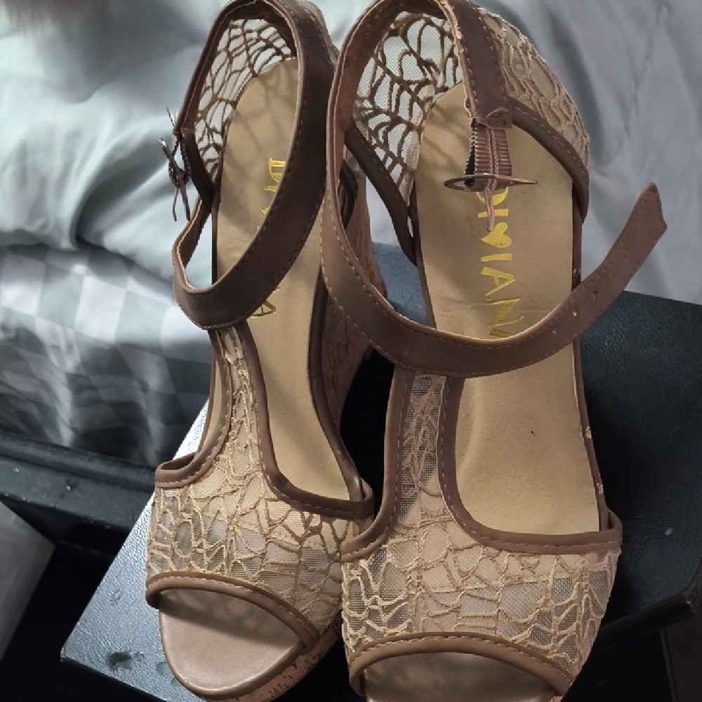 Elegant Brown Heels with Lace Detailing